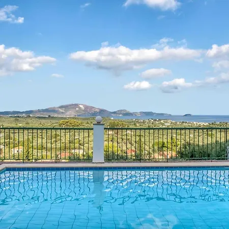 Sleeps 6 Air Con Wifi Villa
