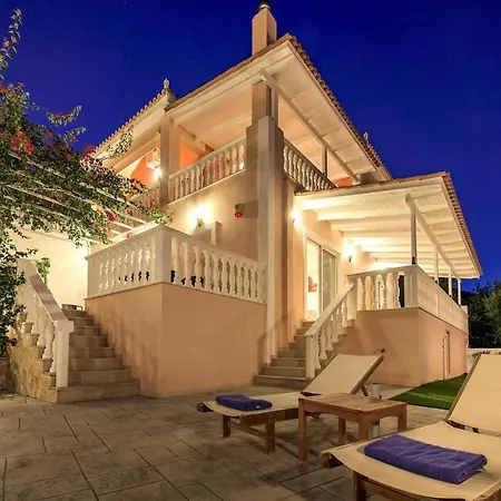Sleeps 6 Air Con Wifi Villa