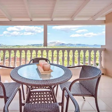 Sleeps 6 Air Con Wifi Villa